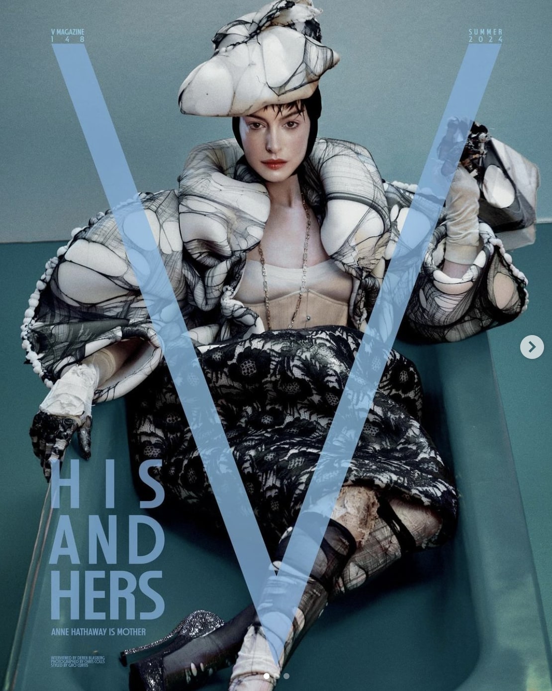 『V Magazine』に登場したアン・ハサウェイ。インタビューではオーディションの実体験を赤裸々に語った（『Anne Hathaway　Instagram「“Hers” for ＠vmagazine」』より）