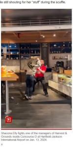 米ジョージア州の空港にあるカフェで今年1月、女性店員が大暴れ。同僚に危害を加えようとしたため、マネージャー2人が止めに入ったという（『New York Post　「Airport employee leaps over counter, fights managers and swings chair after she’s fired: ‘Give me my stuff!’」（X）』より）