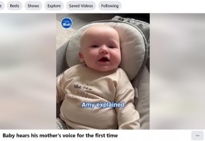 声を出して反応するアルビー君。動画には、「ゴージャスな男の子！」「あの輝く笑顔が全てを物語っているね」「全てがビューティフル」といったコメントが寄せられた（『Daily Mail Video　Facebook「Baby hears his mother’s voice for the first time」』より）