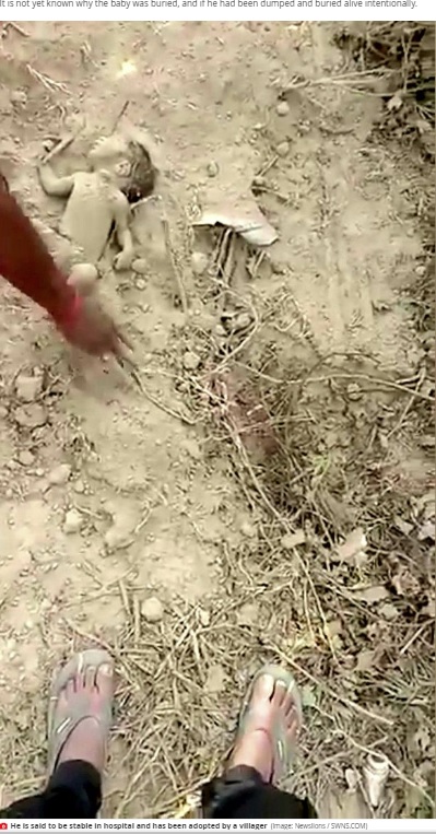 印ウッタル・プラデーシュ州のある村で2020年5月、住宅の建設工事をしていた作業員が赤ちゃんの泣く声を聞き、近くの住民らと一緒に声の出所を探し当てて赤ちゃんを救出していた（『Mirror　「Newborn baby buried alive in mud survives after miraculous rescue by villagers」（Image: Newslions / SWNS.COM）』より）
