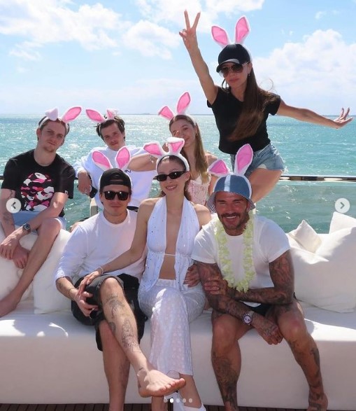 豪華クルーザーでイースター休暇を過ごすベッカム一家。長男ブルックリンと妻のニコラも一緒に滞在している（『Victoria Beckham　Instagram「Happy Easter!!」』より）