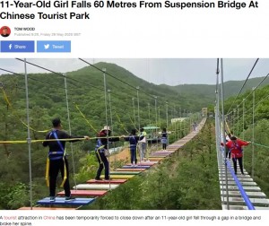 中国遼寧省の吊り橋で2020年5月、11歳少女が60メートル下へ転落する事故が発生。少女はハーネスを装着していたが全く役に立っていなかったという（『LADbible　「11-Year-Old Girl Falls 60 Metres From Suspension Bridge At Chinese Tourist Park」（Credit: AsiaWire）』より）