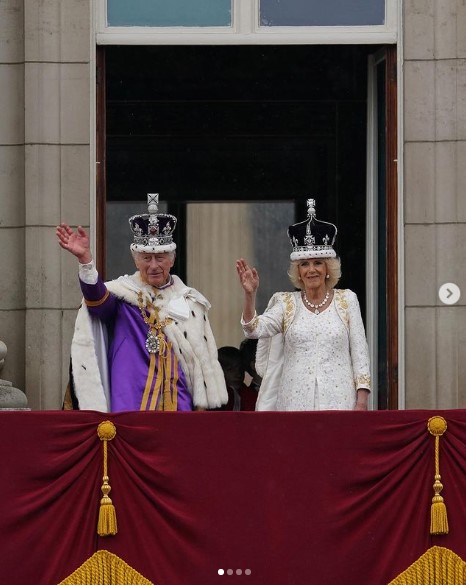 バッキンガム宮殿のバルコニーに立つチャールズ国王とカミラ王妃。今夏、バルコニーに通じる部屋が初めて一般公開される（『The Royal Family　Instagram「Continuing a century-long tradition of a balcony appearance at the end of Coronation day.」』より）
