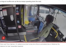 【海外発！Breaking News】走行中のバス運転手を殴り、座席から引きずり出す男　衝撃映像に「殺人未遂」と怒り（米）＜動画あり＞