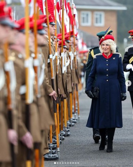 王立槍騎兵隊を視察するカミラ王妃。ミリタリースタイルのコートドレスを着用していた（『The Royal Family　Instagram「The Queen has paid her first visit to The Royal Lancers, since becoming their Colonel-in-Chief, in North Yorkshire.」』より）