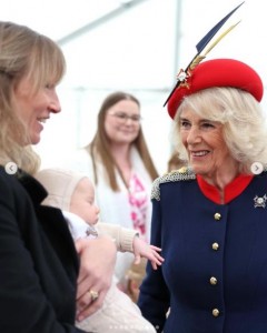 隊員の家族と交流するカミラ王妃。左胸には、エリザベス女王が所有したブローチを着けていた（『The Royal Family　Instagram「The Queen has paid her first visit to The Royal Lancers, since becoming their Colonel-in-Chief, in North Yorkshire.」』より）
