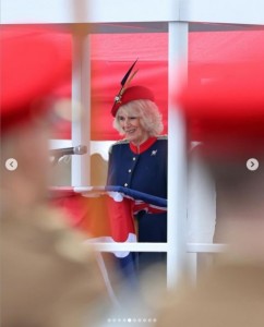エリザベス女王が長い間所属していた王立槍騎兵隊。カミラ王妃は会場でスピーチも行った（『The Royal Family　Instagram「The Queen has paid her first visit to The Royal Lancers, since becoming their Colonel-in-Chief, in North Yorkshire.」』より）