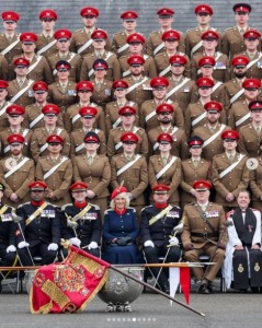 隊員達と記念撮影するカミラ王妃。英国陸軍連隊の名誉連隊長に就任後、初めての訪問となった（『The Royal Family　Instagram「The Queen has paid her first visit to The Royal Lancers, since becoming their Colonel-in-Chief, in North Yorkshire.」』より）