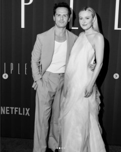 Netflixのドラマシリーズ『リプリー』で共演したアンドリュー・スコットとダコタ・ファニング。今回の対談では、お互いのトリビアクイズに答えた（『Dakota Fanning　Instagram「Ripley.」』より）