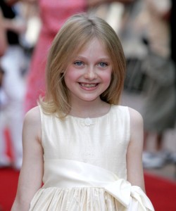 2005年6月、映画『宇宙戦争』のロンドン・プレミアでレッドカーペットに立つダコタ・ファニング（当時11歳）。同作でダコタはトムの娘役を演じた