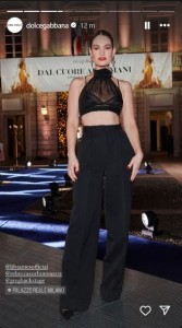 全身黒の装いで登場した女優リリー・ジェームズ。透けるトップスにハイウエストのパンツを合わせている（『Dolce＆Gabbana　Instagram』より）