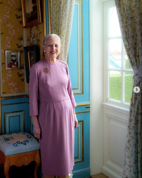 マルグレーテ女王の84歳誕生日を記念するポートレート。女王は今年1月、君主から正式に退位した（『DET DANSKE KONGEHUS　Instagram「I dag er det Hendes Majestæt Dronning Margrethes 84-års fødselsdag」』より）