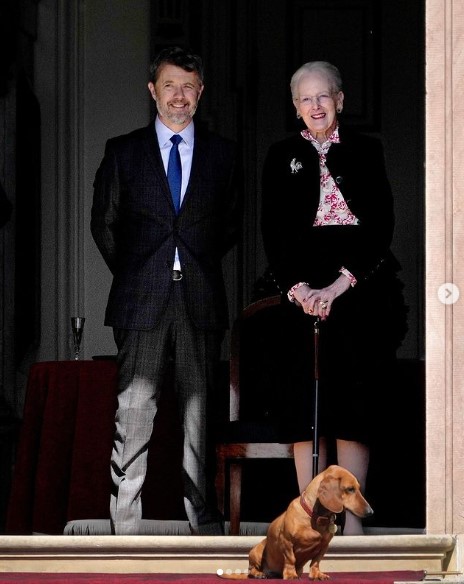 フレデンスボー宮殿の大階段に登場したマルグレーテ女王と息子フレデリック国王。愛犬“Tillia”も女王に付き添った（『DET DANSKE KONGEHUS　Instagram「Som følge af situationen med den ødelæggende brand på Børsen i København」』より）