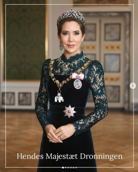 深いグリーンのドレスを着たメアリー王妃。歴史あるエメラルド・パリュールのジュエリーを着用した（『DET DANSKE KONGEHUS　Instagram「Kronjuveler og brillanteret miniatureordensportræt.」』より）