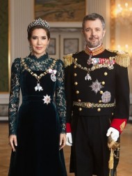 【イタすぎるセレブ達】デンマークのメアリー王妃、新ポートレートで歴史あるエメラルドのティアラを着用