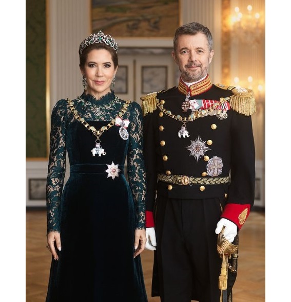 フレデリック国王の即位を記念して公開された夫妻の公式ポートレート（『DET DANSKE KONGEHUS　Instagram「I forlængelse af tronskiftet den 14.」』より）