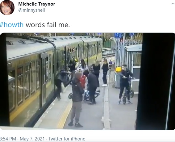 アイルランドの駅のホームで2021年4月、10代女性が少年グループに絡まれ、停車中の電車とホームの間に転落。当時の映像に少年たちに対する怒りの声があがっていた（『Michelle Traynor　X「＃howth words fail me.」』より）