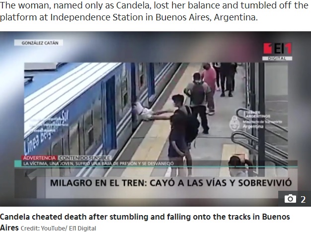 アルゼンチンの鉄道駅で2022年3月、電車を待っていた女性が気を失い、駅に入ってきた電車とホームの間の隙間に転落。駅のスタッフらによってホームから引き上げられ、女性は「今生きていることが信じられない」と語っていた（『The Sun　「INCHES FROM DEATH Heart-stopping moment woman faints and tumbles off platform under moving train ― but miraculously survives」（Credit: YouTube/ El1 Digital）』より）