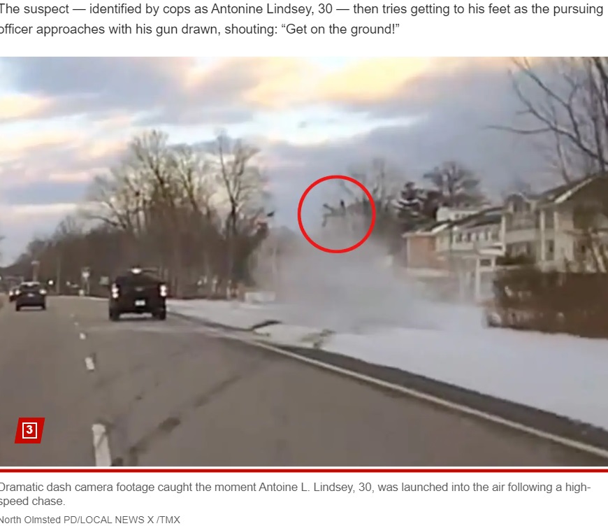 米オハイオ州で今年2月、警察車両に追跡されていた乗用車がコントロールを失い、道路脇に逸れて横転。乗用車を運転していた30歳の男が運転席から宙高く放り出された（『New York Post　「Suspect in high-speed police chase flung 20 feet in the air after crashing into snowbank ― baby found in backseat: video」（North Olmsted PD/LOCAL NEWS X /TMX）』より）