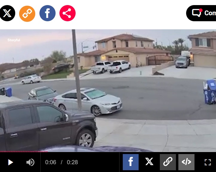 スピードを出しすぎて制御不能の車が民家に向かって直進する様子。左側に、縁石にぶつかり宙を舞う瞬間の黒のセダンが見て取れる（『Metro.co.uk　「Unbelievable moment doorbell cam catches car launching into home」』より）
