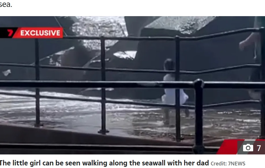 豪ニューサウスウェールズ州ノース・ウーロンゴンの防波堤で今月上旬、女児が荒れ狂う海へと転落する事故が発生。当時の動画が拡散し物議を醸している（『The Sun　「WAVE PANIC Shock moment dad leaps from sea wall into torrent after toddler is swept away by huge wave ＆ onlookers watch in horror」（Credit: 7NEWS）』より）