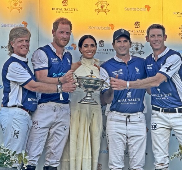 見事優勝し、表彰台に立つヘンリー王子のチーム。メーガン妃はトロフィーを贈呈し、王子と勝利のキスをした（『Grand Champions Polo Club　Instagram「2024 Sentebale Royal Salute Challenge Champions!!」』より）