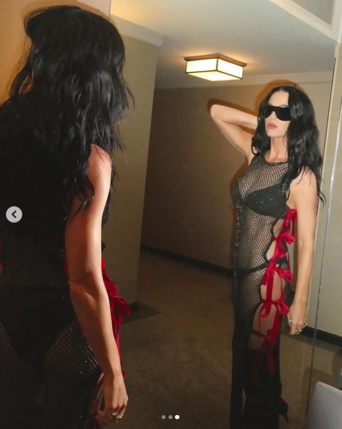黒いメッシュドレスのサイドは、5本の赤いリボンが結ばれている（『Interior　Instagram「＠katyperry wears the Iris Gown to ＠iheartradio」』より）