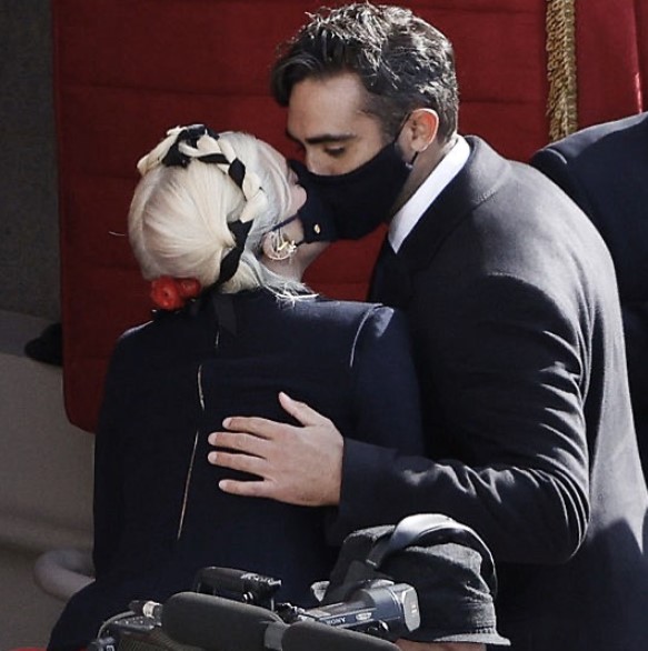 2021年、ジョー・バイデン米大統領の就任式で。国歌独唱したガガは、ポランスキー氏とマスクの上からキスを交わした（『Lady Gaga　Instagram』より）
