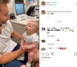 米ワシントン州で2021年8月、初めて補聴器をつけた生後3か月の赤ちゃん。父の声に反応し、興奮して身体を硬直させるとキャキャッと声をあげていた（『Jordan Ray　Instagram「Huddy girl gets her hearing aids!」』より）