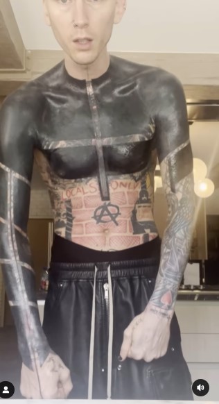 完成した黒塗りのタトゥーを披露するマシン・ガン・ケリー。そのプロセスは「人生で経験した、最悪の痛みだった」と明かした（『mgk　Instagram「i heard that they thought i went sleep for this...」』より）