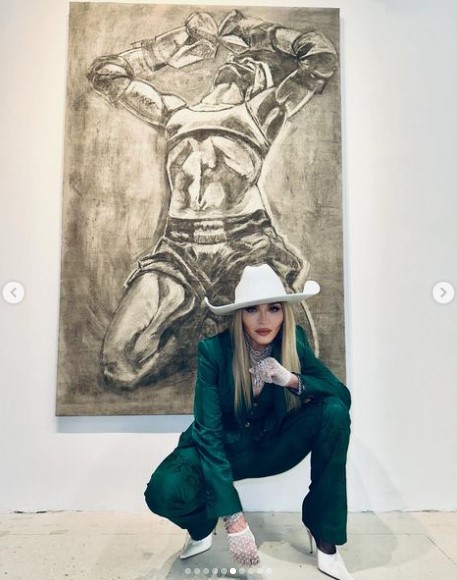 エメラルドグリーンのパンツスーツを着たマドンナ。ロッコさんの絵画は1点約385万円で販売された（『Madonna　Instagram「So happy to have the night off to enjoy my son Rocco’s’s latest collection.」』より）