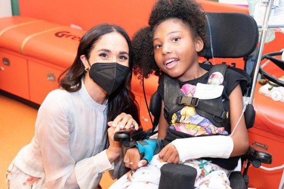 3月にロサンゼルスの小児病院をサプライズ訪問したメーガン妃。子ども達と交流し、絵本を読み聞かせるセッションに参加した（『Children’s Hospital L.A.　Instagram「To round out the end of another great ＃MakeMarchMatter campaign,」』より）