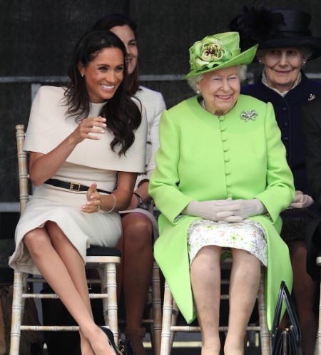2018年、エリザベス女王と初公務を行ったメーガン妃。妃の後ろには、白いスーツを着たサマンサさんが座っている（『The Prince and Princess of Wales　Instagram「At the opening of the Mersey Gateway Bridge,」』より）