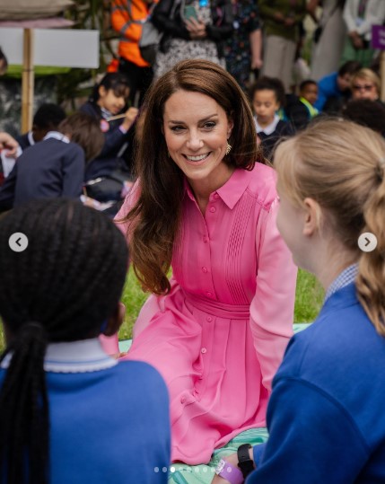 2023年「チェルシー・フラワー・ショー」を訪問したキャサリン皇太子妃。小学生のピクニックに参加した際にサインを求められていた（『The Prince and Princess of Wales　Instagram「Picnic season is upon us,」』より）
