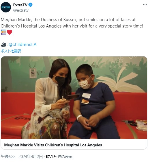 少年と並んで撮影した写真にサインをしてプレゼントするメーガン妃。少年は写真を眺めながら、嬉しそうな様子だ（『ExtraTV　X「Meghan Markle, the Duchess of Sussex, put smiles on a lot of faces at Children's Hospital Los Angeles with her visit for a very special story time!」』より）