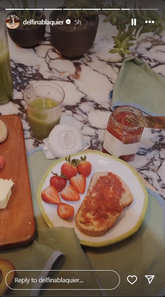 トーストに塗ったイチゴジャムを披露したデルフィナさん。隣にはスライスしたイチゴが並んでいる（『Delfina Blaquier　Instagram』より）