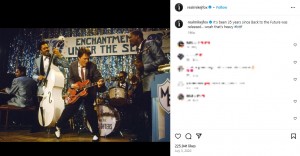 映画『バック・トゥ・ザ・フューチャー』でマーティ・マクフライ役を演じたマイケル。過去にタイムスリップして、ステージで激しい演奏を披露した（『Michael J Fox　Instagram「It’s been 35 years since Back to the Future was released...」』より）