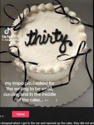 【海外発！Breaking News】「文字は小さく、筆記体で、真ん中に」とケーキを注文した女性、完成品に呆然（米）＜動画あり＞