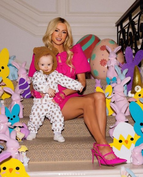 イースターのぬいぐるみに囲まれるパリスとフェニックス君。テディベアの帽子を被るフェニックス君が「可愛すぎる！」（『Paris Hilton　Instagram「Me and my little Easter bear」』より）