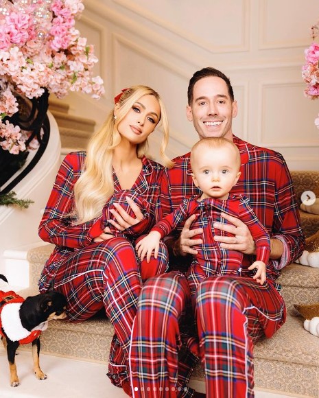 昨年のクリスマスにパリスが公開した家族写真。娘ロンドンちゃんに帽子を被せており、顔は隠したままだった（『Paris Hilton　Instagram「Merry Christmas from the Hilton-Reums!」』より）
