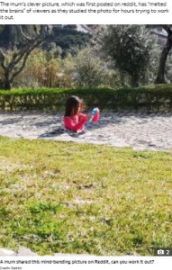 アメリカ在住の女性が2021年5月、SNSに投稿した少女の写真。少女はコンクリートに埋もれているわけではなかった（『The Sun　「BIT STUCK? Mum shares photo of daughter sinking in concrete… So can YOU work out what’s really going on?」（Credit: Reddit）』より）