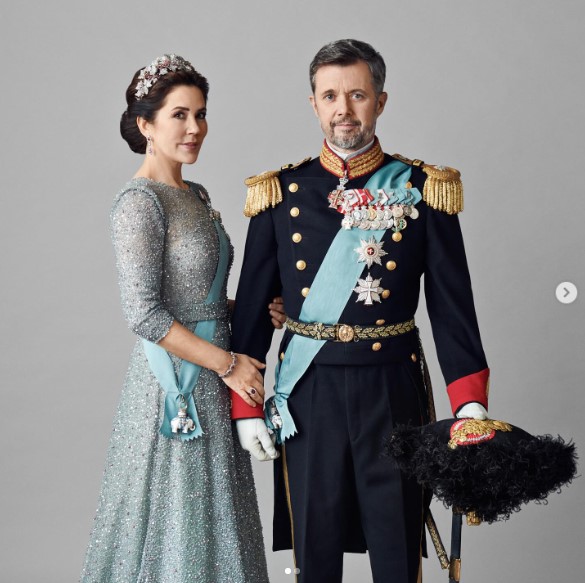 1月にマルグレーテ女王が退位後、君主に即位したフレデリック国王とメアリー王妃。今回、王妃はカジュアルな装いで鹿公園でのセレモニーに単独出席した（『DET DANSKE KONGEHUS　Instagram「Kong Harald gratulerer Danmarks nye kongepar:」』より）