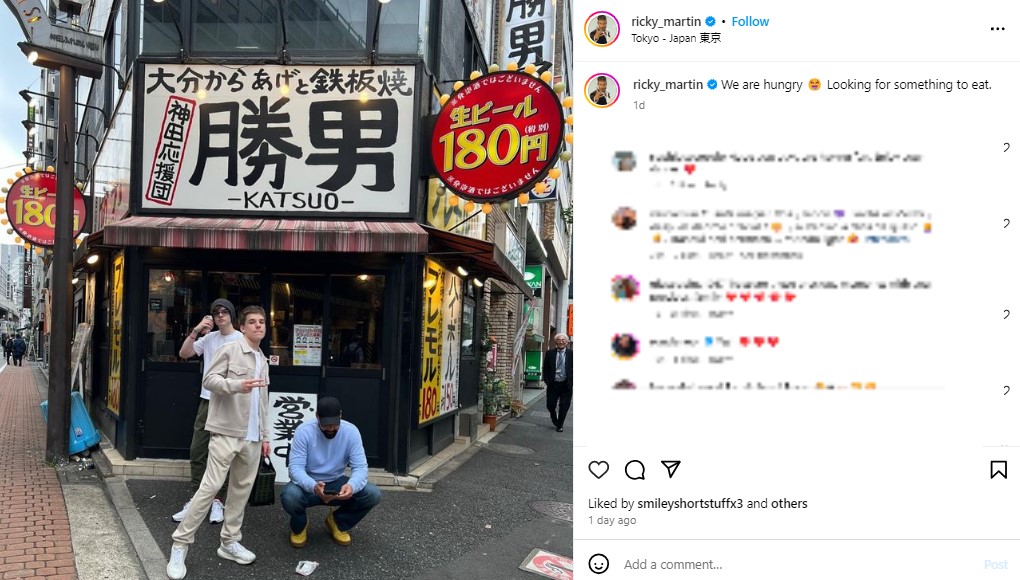 東京で休暇を過ごすリッキー、ヴァレンティノさん、マテオさんの親子3人。成長した息子達の姿にファンが感激した（『Ricky Martin　Instagram「We are hungry」』より）