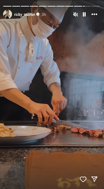 ステーキの鉄板焼きを調理するシェフ。リッキー達は豪華な食事を堪能したようだ（『Ricky Martin　Instagram』より）