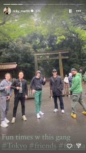 鳥居の前で撮影した写真。リッキーは双子の息子達や友人らと日本の休暇を楽しんでいた（『Ricky Martin　Instagram』より）