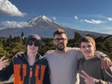 【イタすぎるセレブ達】リッキー・マーティン、双子の息子達と日本の旅を楽しむ姿に「素晴らしい父親！」