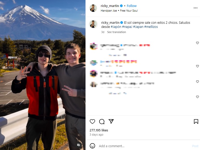 富士山をバックにポーズを取るヴァレンティノさんとマテオさん。2人はリッキーがシングルファーザーとして育てている（『Ricky Martin　Instagram「El sol siempre sale con estos 2 chicos.」』より）