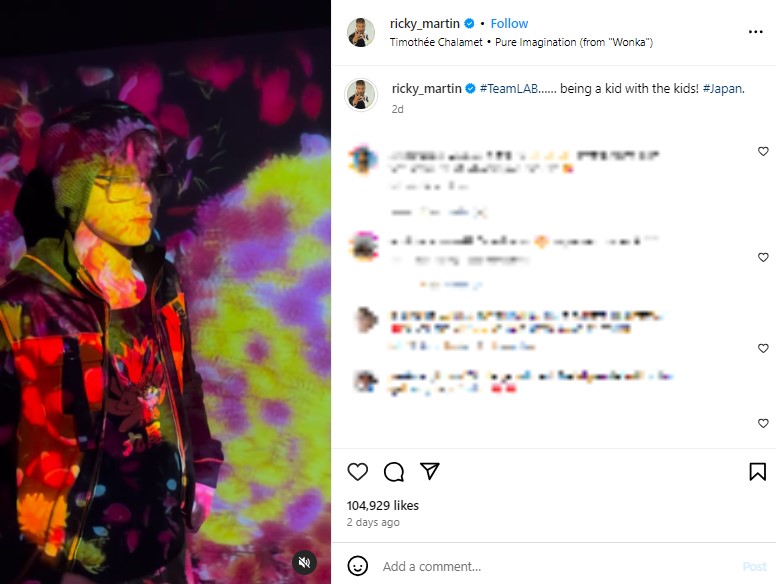 デジタルアートと一体になる、リッキーの息子。全身がカラフルな光に包まれている（『Ricky Martin　Instagram「＃TeamLAB…… being a kid with the kids!」』より）