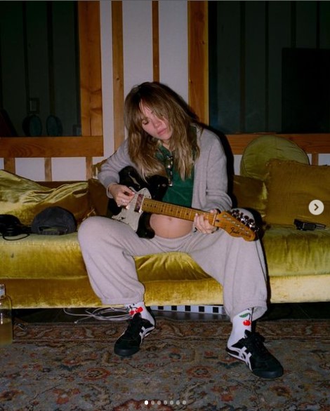 ロバートとの第1子を妊娠中だった頃のスキ。ふっくらとしたお腹を披露しながらギターを弾いている（『Suki Waterhouse　Instagram「it’s* done」』より）