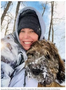 真冬の川沿いを夫や愛犬と散歩していたアマンダさん。愛犬が氷に覆われた川に転落し、躊躇することなく川に飛び込んで救助しようとした（『People.com　「Body of Woman Who Jumped Into Icy River Found Holding Dog She Was Trying to Rescue, Family Says」（PHOTO: AMANDA RICHMOND ROGERS/INSTAGRAM）』より）